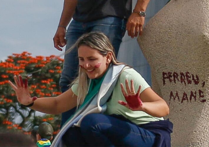 STF condena mãe de duas crianças a 14 anos de prisão por pichar estátua com batom 2 Detalhes da Pena de 14 anos a Bolsonarista Acusada de Crimes Graves