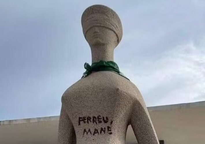 STF adia julgamento de mulher acusada de pichação em estátua 3 STF Adia Julgamento de Mulher Acusada de Pichação em Estátua