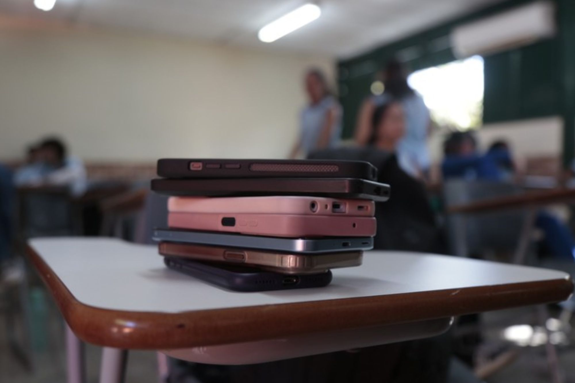 Diretrizes do Conselho Nacional de Educação regulam uso de celulares em salas de aula 2 Diretrizes do Conselho Nacional de Educação Regulam Uso de Celulares em Salas de Aula