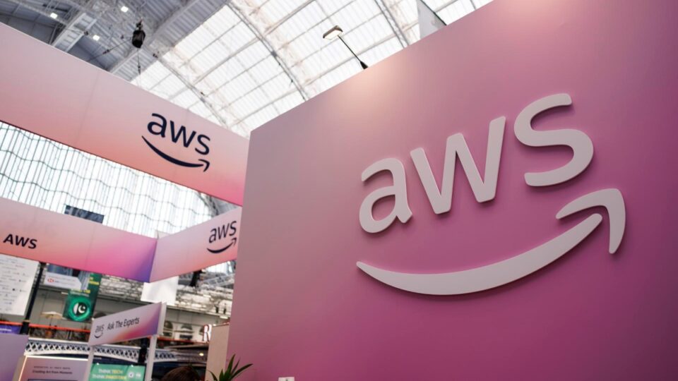 Pane na Amazon derruba serviços de mais de 500 empresas 2 Amazon AWS pane, falha na Amazon, impacto serviços nuvem, dependência tecnologia.