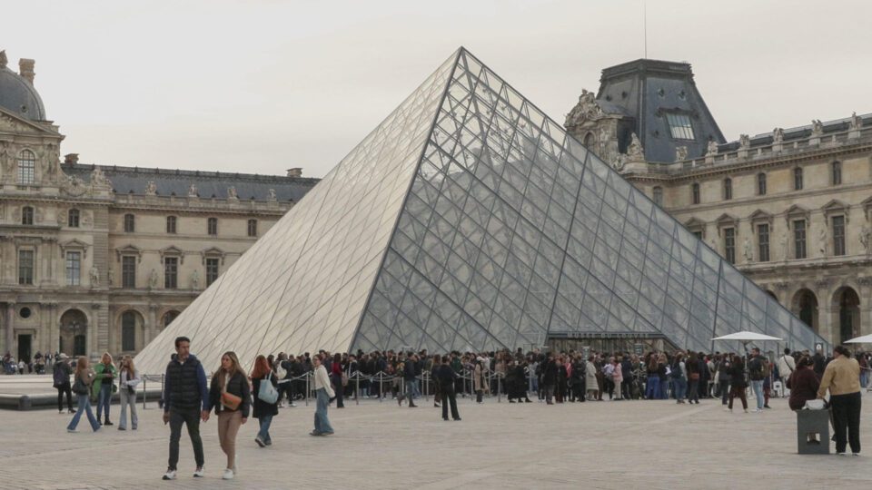 Roubo de jóias no Louvre foi cometido por amadores 2 roubo no Louvre, criminosos amadores, segurança do Louvre, polícia francesa.