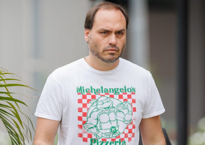 Carlos diz que Bolsonaro teve sangramento e desorientação após queda 3 Bolsonaro sangramento