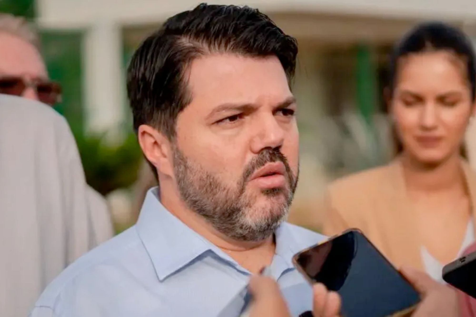 16072025 Prefeito critica programa de bolsa graduação