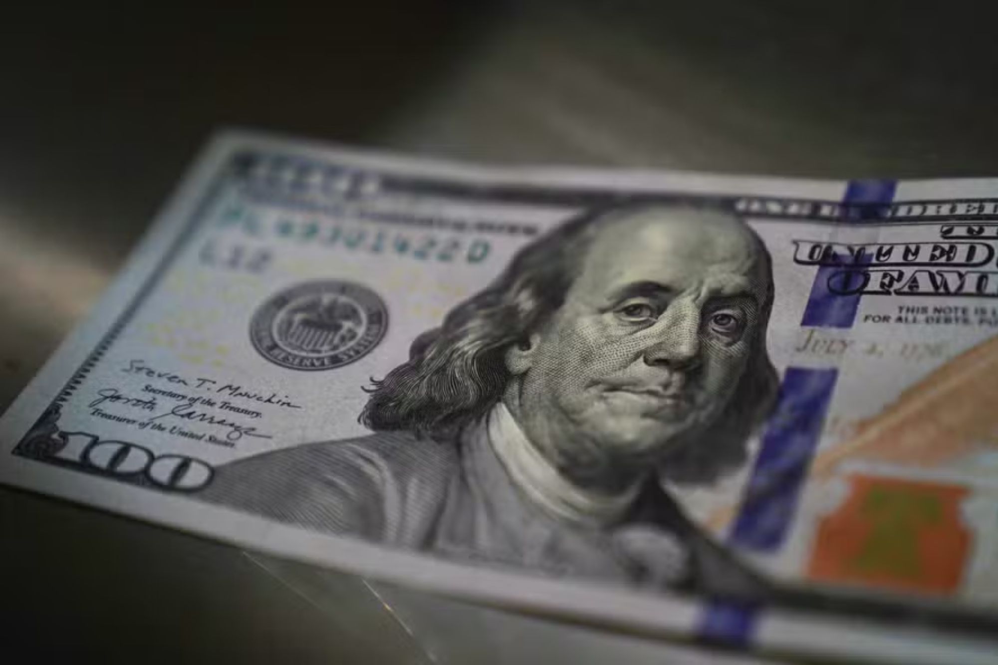Dólar em forte queda após carnaval com expectativas sobre tarifas e economia dos EUA