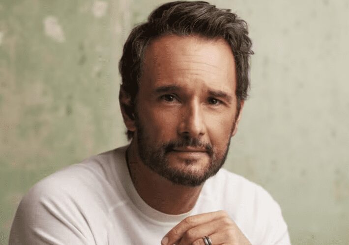 Rodrigo Santoro em Filme Internacional com Owen Wilson e Alan Ritchson