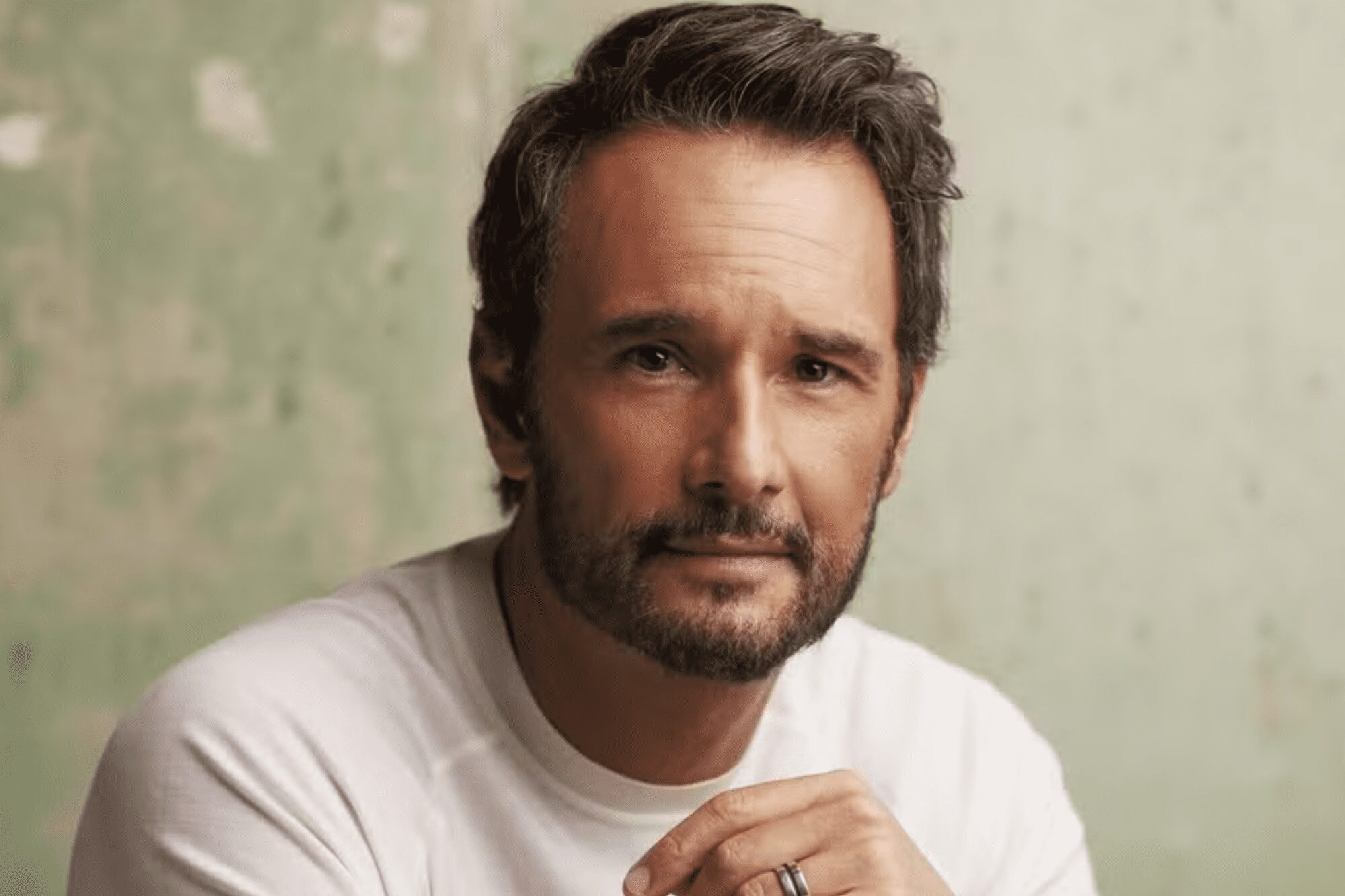 Rodrigo Santoro em Filme Internacional com Owen Wilson e Alan Ritchson