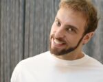 Condenação de Comediante Léo Lins a Oito Anos de Prisão Gera Debate sobre Limites do Humor