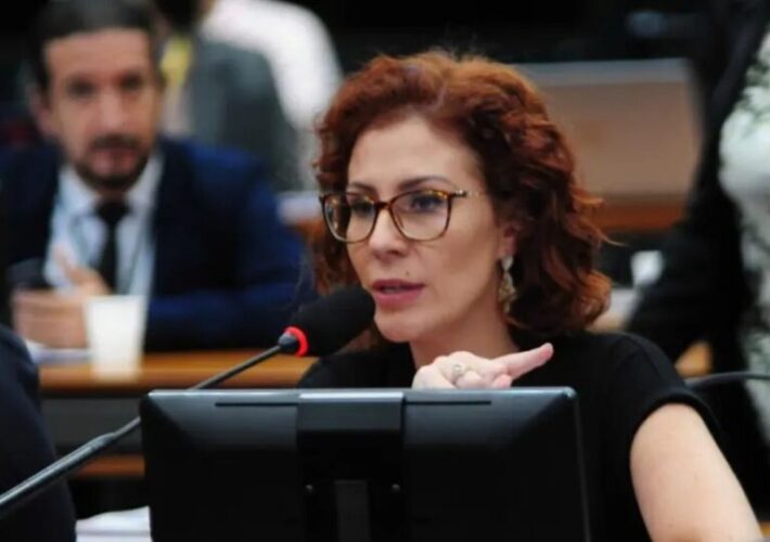 Zambelli completa 90 dias presa e enfrenta risco de extradição 5 Carla Zambelli, extradição, ataques hacker, política brasileira.