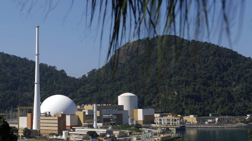 Eletronuclear solicita R$ 1,4 bi ao governo para evitar colapso 2 Eletronuclear, Angra 3, energia nuclear, apoio governamental.