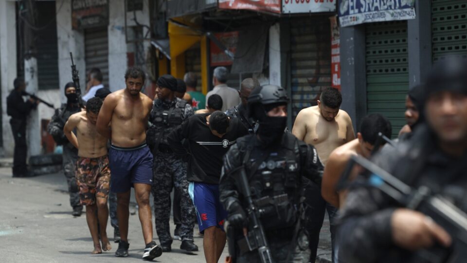 Drogas e drones: criminosos atacam polícia no RJ 2 drones e crime organizado, Polícia RJ, Comando Vermelho, segurança pública.
