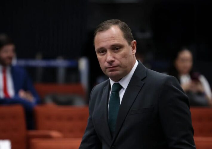 STF retira tornozeleira eletrônica de Mauro Cid 3 Mauro Cid, STF, tornozeleira eletrônica, corrupção.
