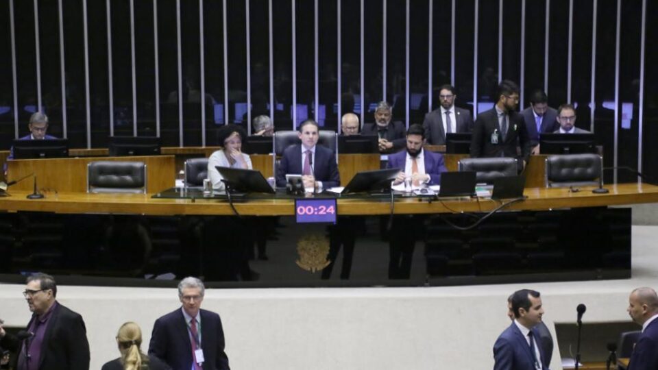 Governo anuncia novas taxas e libera gastos públicos 2 novas taxas governo, tributação streaming, reajuste Judiciário, mercado de trabalho.