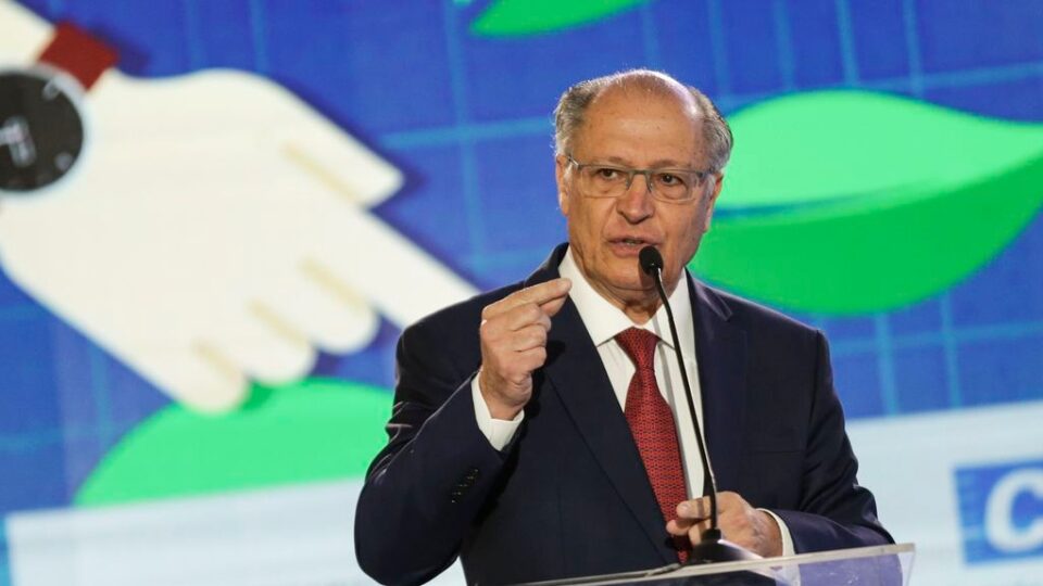 Alckmin aponta distorções significativas nas tarifas dos EUA 2 distorções tarifas EUA, Geraldo Alckmin, tarifas comerciais, relação Brasil e EUA.